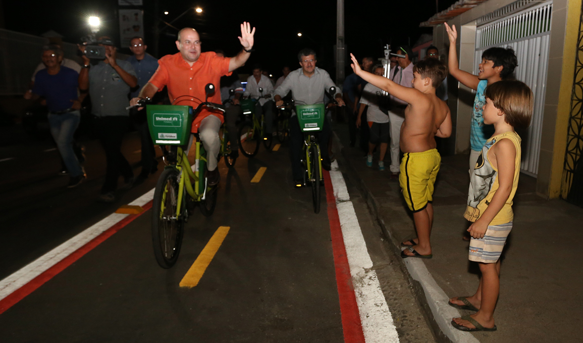 prefeito roberto cláudio andando de bicicleta